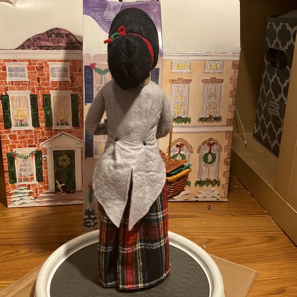 Byers Choice Carolers - Woman holding basket - Picture 6 of 12